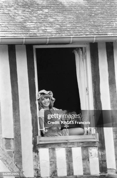 Rendezvous With Dorothee In Deauville. En Juillet 1980, dans sa ferme de Normandie Dorothée, comédienne dans le film de Robert Enrico 'PILE OU FACE' .