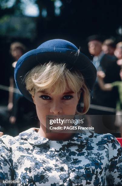 Shooting Of The Film 'Patate' By Robert Thomas. Portrait de Sylvie VARTAN un chapeau bleu sur la tête.