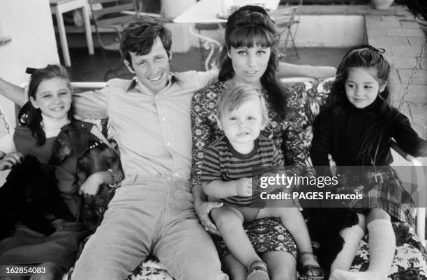 Rendezvous With Jean Paul Belmondo With Family. En Aout 1964, assis dans un hamac, de gauche à droite, la famille BELMONDO : Patricia, Jean-Paul,...