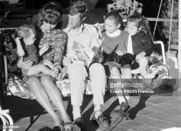 Rendezvous With Jean Paul Belmondo With Family. En Aout 1964, assis dans un hamac, de gauche à droite, la famille BELMONDO : Paul sur les genoux de...