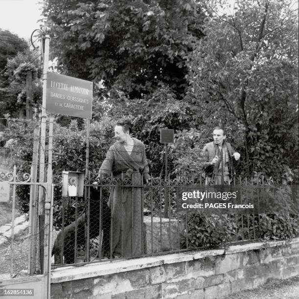 Louis-Ferdinand Celine Living As A Recluse In Meudon. Louis-Ferdinand CELINE à 63 ans derrière les grilles de sa maison Second Empire de Meudon à...