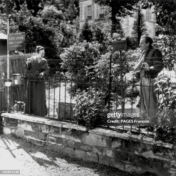 Louis-Ferdinand Celine Living As A Recluse In Meudon. Louis-Ferdinand CELINE à 63 ans derrière les grilles de sa maison Second Empire de Meudon à...