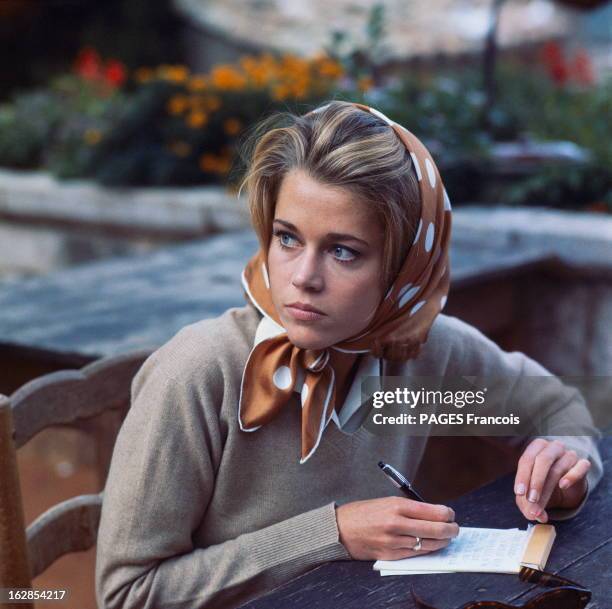 Jane Fonda On The French Rivieira. Jane FONDA en repérage sur la Côte d'Azur pour préparer son prochain film réalisé par René Clément 'Les Félins' :...
