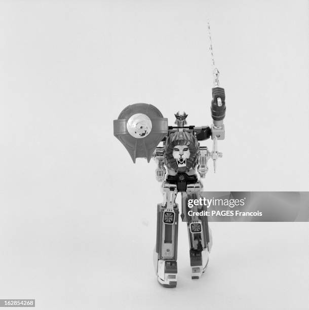 Space Toys. En 1983, un jouet pour les garçons sur le thème de la science fiction et des machines de l'espace. : un robot transformable DALTANUIS...