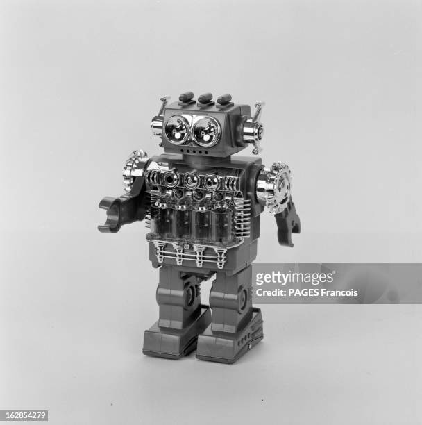 Space Toys. En 1983, un robot qui marche, jouet pour les garçons sur le thème de la science fiction et des machines de l'espace.