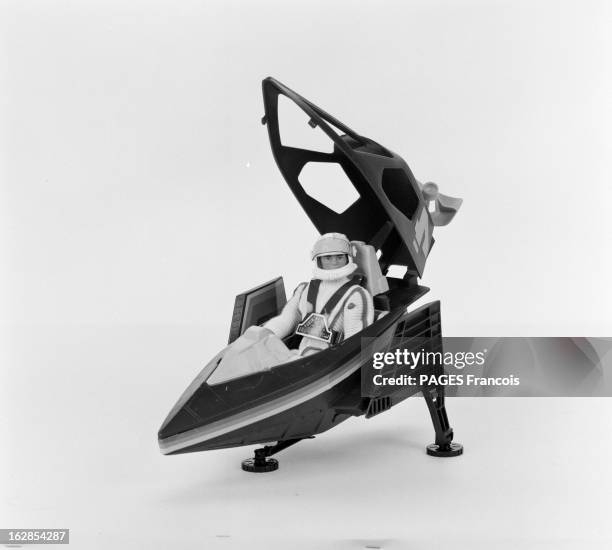 Space Toys. En 1983, un jouet pour les garçons sur le thème de la science fiction et des machines de l'espace. : un petit vaisseau et son pilote...