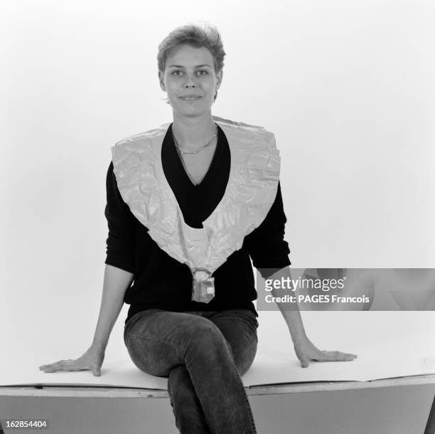 Angling. En 1984, en studio, une jeune femme assise souriante, présente un équipement de survie, utile pour les pecheurs à la ligne en barque, sur...