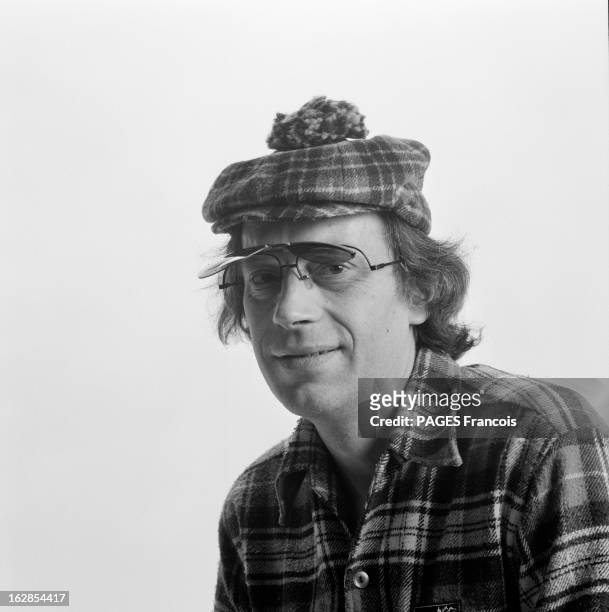 Angling. En 1984, un homme souriant présente des article utile au pécheur, une chemise à carreaux , une casquette à pompom et une paire de lunettes...