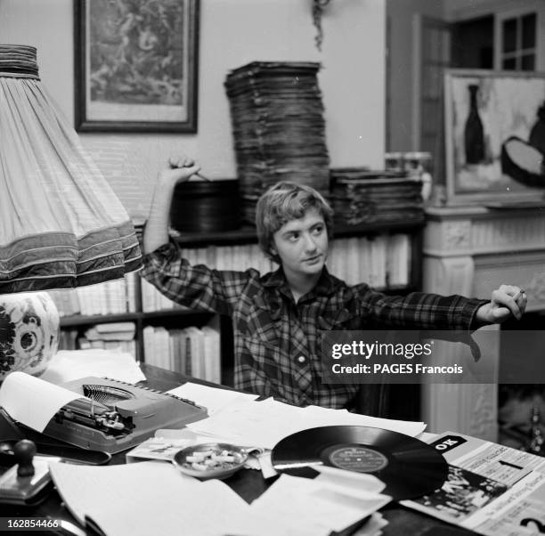 Rendezvous With Francoise Sagan. Françoise SAGAN terminant son troisième roman : assise à sa table de travail devant sa machine à écrire un stylo à...