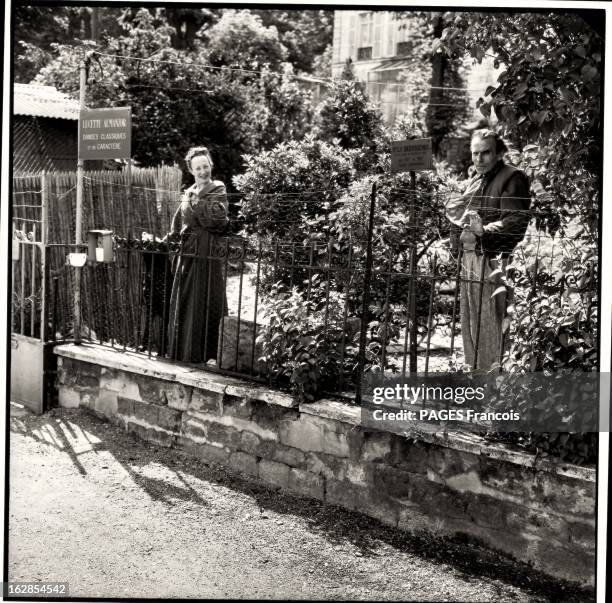 Louis-Ferdinand Celine Living As A Recluse In Meudon. Louis-Ferdinand CELINE à 63 ans derrière les grilles de sa maison Second Empire de Meudon à...