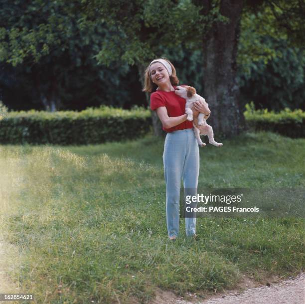 Rendezvous With France Gall With Family In Yonne. Attitude souriante de France GALL 16 ans tenant dans ses bras son chien essayant de lui lécher le...
