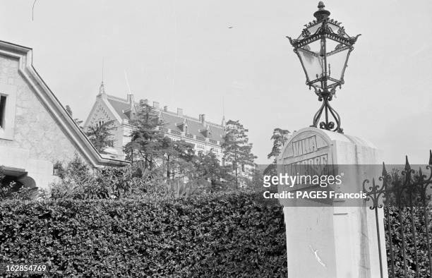 The Centenary Of Nice. Nice, mars 1960, la ville fête son centenaire, elle n'est devenue française qu'en 1860. Le portail d'entré de la Villa Val...