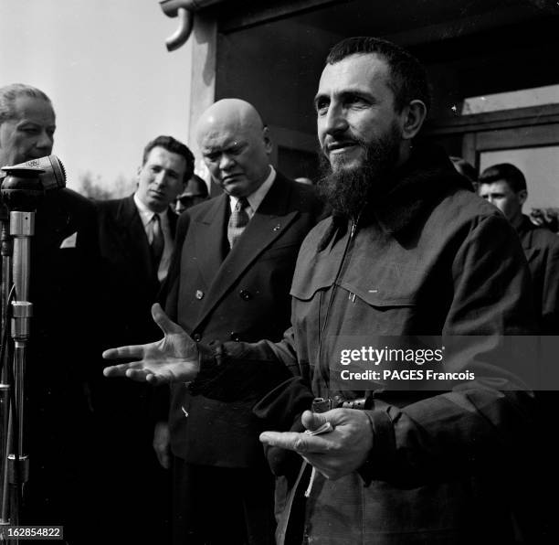 Abbe Pierre. France, le 5 octobre 1955, portrait de l'abbé Pierre qui fonda en 1947 le Mouvement Emmaüs : il prend la parole en public, devant un...