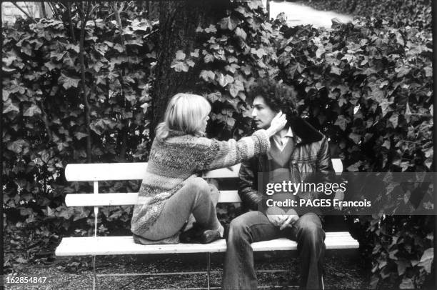 Rendezvous With Michel Berger And France Gall. Attitude de France GALL assise en tailleur sur un banc, caressant le visage de son mari Michel BERGER,...