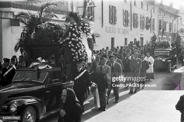 Funeral Of The Victims Of Marquis De Portago Accident At The Thousand Miles Race. Guidizzolo, Italie, 14 mai 1957 : obsèques des victimes de...