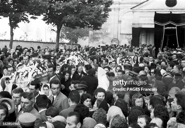 Funeral Of The Victims Of Marquis De Portago Accident At The Thousand Miles Race. Guidizzolo, Italie, 14 mai 1957 : obsèques des victimes de...