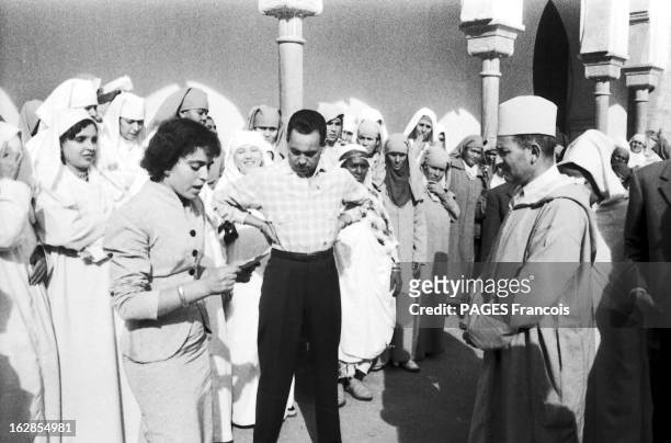Mohammed V Receives A Delegation Of Moroccan Women In His Palace Of Rabat. Rabat, décembre 1955 : Le sultan du Maroc Mohammed BEN YOUSSEF , partisan...