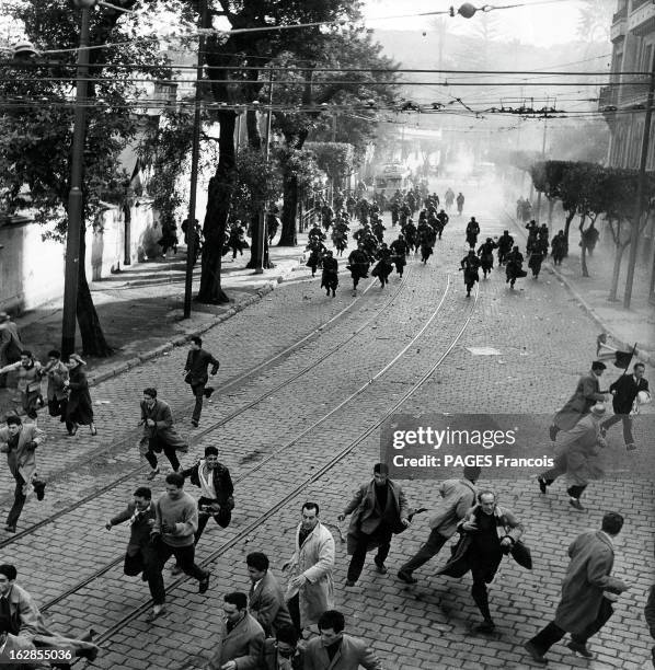 Day Of Riots In Algiers For The Coming Of Guy Mollet. Alger, 7 février 1956 : émeutes européennes lors de la venue du président du Conseil Guy...