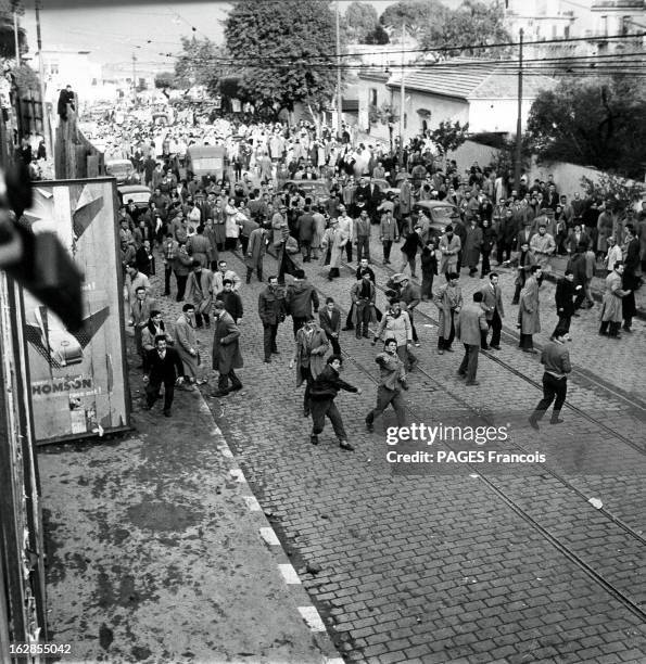 Day Of Riots In Algiers For The Coming Of Guy Mollet. Alger, 7 février 1956 : émeutes européennes lors de la venue du président du Conseil Guy...