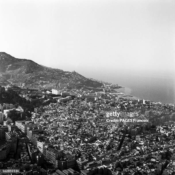 Operation 'Casbah' In Algiers. Le 26 mai 1956, à 1 heure du matin, 5 000 soldats et 1 500 policiers ont lancé par surprise une vaste opération de...