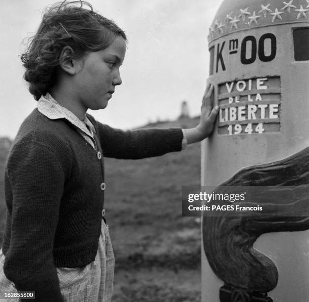 The 10Th Anniversary Of The Allies Landing In Normandy. EN 1954, en France en Normandie, la jeune Pierrette, née le jour du débarquement, devant une...