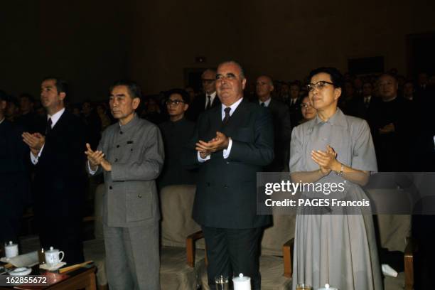 Official Visit Of Georges Pompidou To China. En Chine, en septembre 1973, dans une salle, debout devant leur siège, applaudissant, le président...