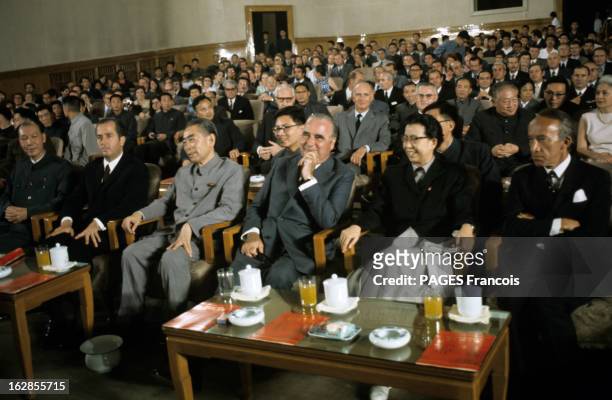 Official Visit Of Georges Pompidou To China. En Chine, en septembre 1973, dans une salle, assis en rang derrière des tables basses portant des...