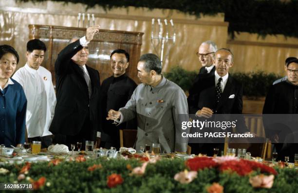 Official Visit Of Georges Pompidou To China. En Chine, en septembre 1973, dans une salle de banquet, le président Georges POMPIDOU, en costume...