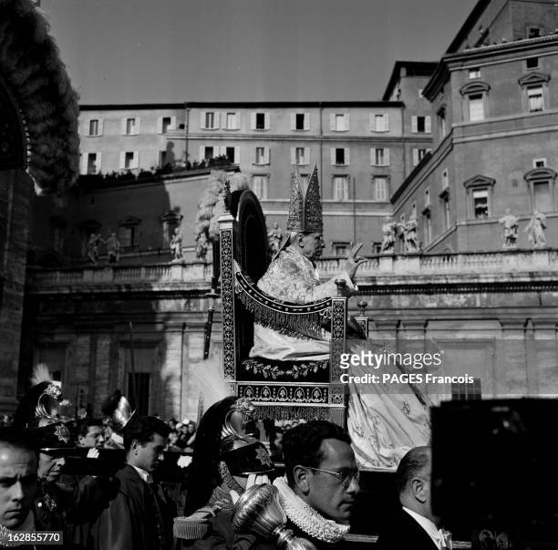 Pius Xii. Portrait du pape Pie XII au Vatican : le souverain pontif assis sur la sedia gestatoria portée par des sediari pontifici, ou porteurs, sur...