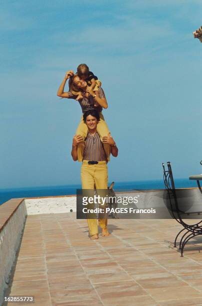 When We Love Each Other, We Dress Identically: Alain And Nathalie Delon In Saint-Tropez. Nouveau style à Saint-Tropez, la mode féminin-masculin. La...