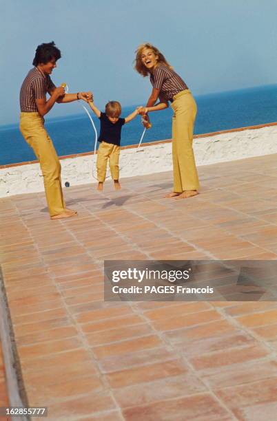 When We Love Each Other, We Dress Identically: Alain And Nathalie Delon In Saint-Tropez. Nouveau style à Saint-Tropez, la mode féminin-masculin. La...