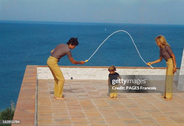 When We Love Each Other, We Dress Identically: Alain And Nathalie Delon In Saint-Tropez. Nouveau style à Saint-Tropez, la mode féminin-masculin. La...