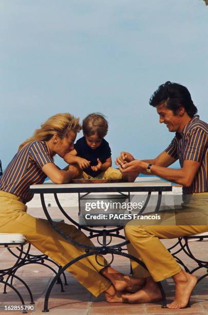 When We Love Each Other, We Dress Identically: Alain And Nathalie Delon In Saint-Tropez. Nouveau style à Saint-Tropez, la mode féminin-masculin. La...