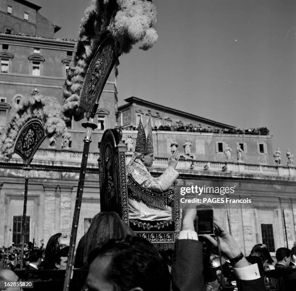 Pius Xii. Portrait du pape Pie XII au Vatican : le souverain pontif est assis dans la Sedia gestatoria, portée par des sediari pontifici, également...