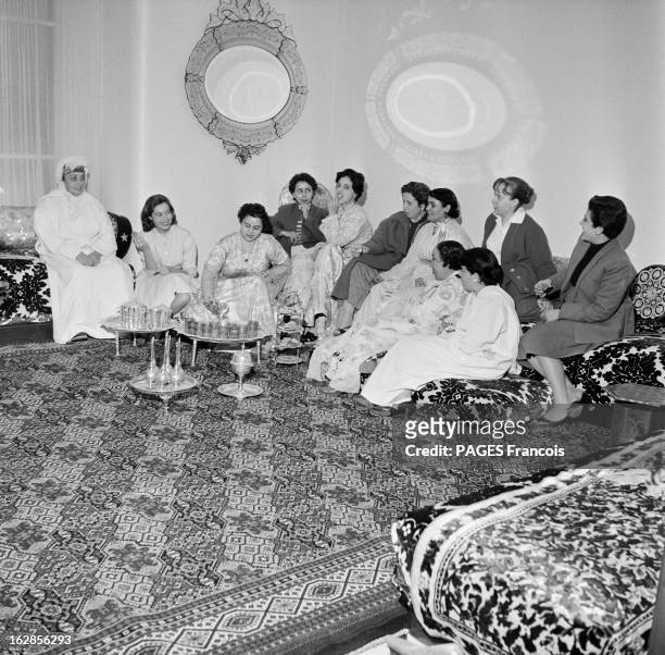 Rendezvous With Princesses Of Morocco. Les filles du sultan du Maroc Mohammed Ben Youssef : dans une salle du palais de Rabat, des femmes portant le...