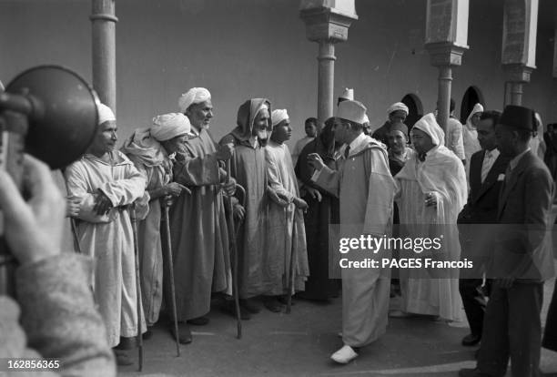 Mohammed V Going To A Mosque For The Friday Prayer. Portrait de Mohammed V, roi du Maroc, se rendant à la mosquée de Rabat : il salue les vieillards...