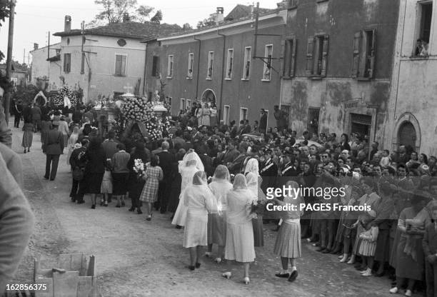 Funeral Of Marquis Portago And The Victims Of His Accident At The Thousand Miles Race. Guidizzolo, Italie, 14 mai 1957 : obsèques du marquis Alfonso...