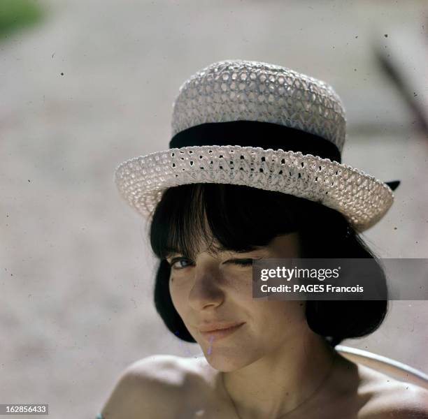 Rendezvous With France Gall With Family In Yonne. Dans l'Yonne, en 1964, portrait en extérieur de France GALL, portant un chapeau et faisant un clin...