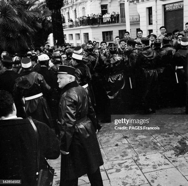 Day Of Riots In Algiers For The Coming Of Guy Mollet. Alger, 7 février 1956 : émeutes européennes lors de la venue du président du Conseil Guy...