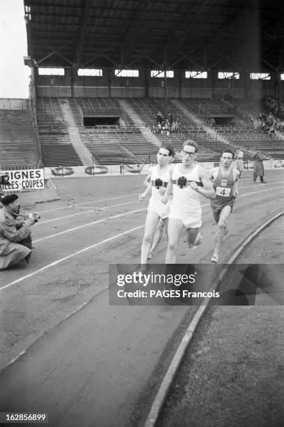 Athletics-France Federal Republic Of Germany. Sur la piste d'un stade, en France, course à pied avec deux athlètes allemands en tête, lors de la...