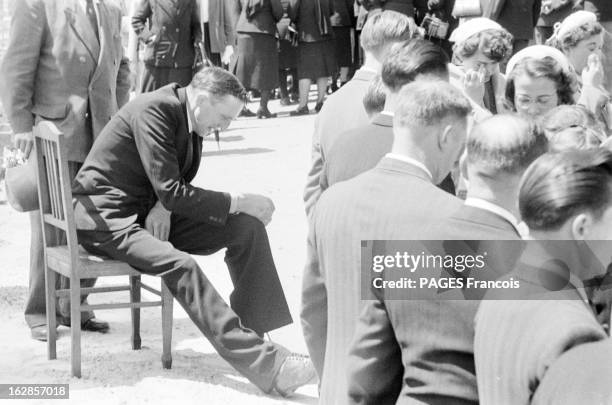 The Funeral Of French Driver Pierre Levegh, Killed At The 24H Du Mans In 1955. Le Mans, juin 1955. Les obsèques du pilote Pierre LEVEGH, suite à son...