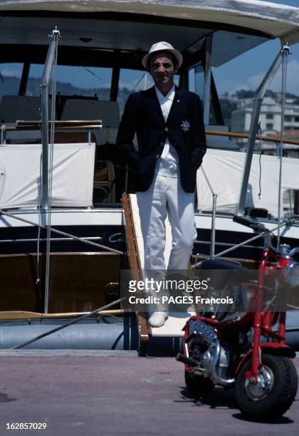 Rendezvous With Charles Aznavour And His Bride Ulla. En France, à Cannes, en juillet 1966, Charles AZNAVOUR, chanteur, portant une vestye bleu marine...