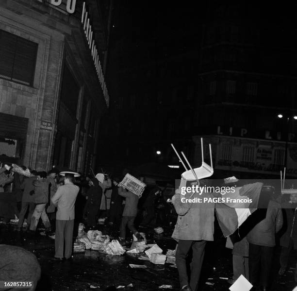 Demonstration In Paris In Favour Of Hungary. A Paris, le 17 novembre 1956, manifestation en faveur de la Hongrie, place de l'Étoile et rue de Wagram....