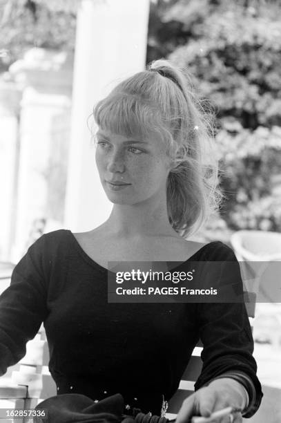 Sylvette David, later Lydia Corbett, A Model Of Pablo Picasso. A Vallauris, dans les ann?es 1950, portrait en ext?rieur de Sylvette DAVID, un mod?le...