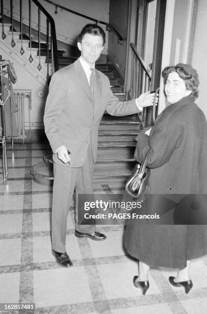 Gerard Philippe. En janvier 1955, à Paris, en France, Gérard PHILIPE, en costume cravate, rend visite à sa fille qui vient de naitre : dans le hall...