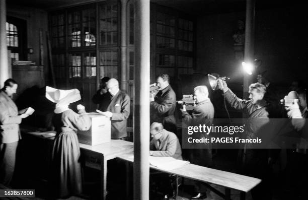 General Elections In France In January 1956. En France. Les élections législatives se sont déroulées le 2 janvier 1956. Ce sont les dernières...