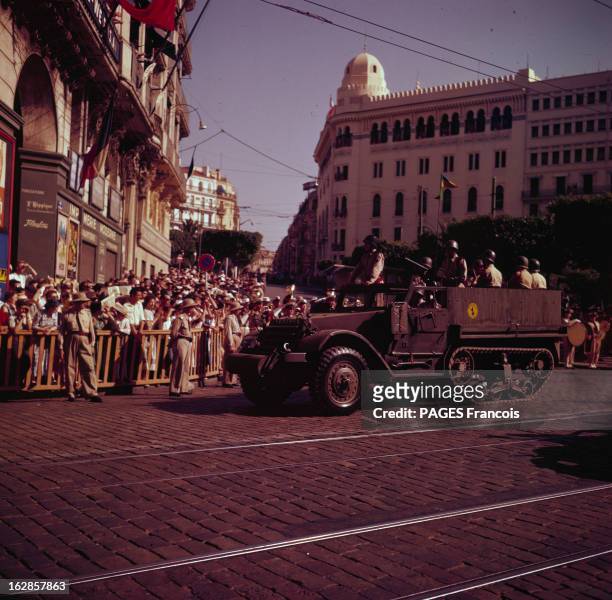 Parade Of July 14Th, 1956 In Algiers. En Algérie, à Alger, le 14 juillet 1956, lors du défilé de la fête nationale, des militaires dans une voiture...