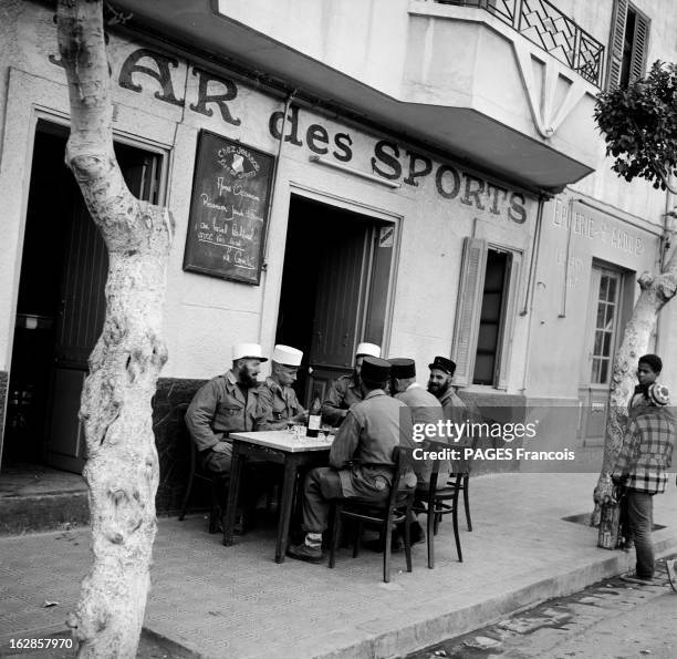 The Foreign Legion Arrives In Oran. Algerie 1956 : port de Mers el Kebir dans la région d'Oran. Des légionnaires français en provenance d'Indochine...