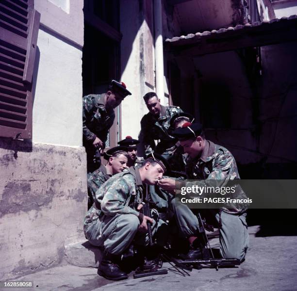 The Marine Commandos In Algeria. En Algérie, les commandos de fusiliers marins, portant béret avec pompon, treillis et arme, l'un fumant une...