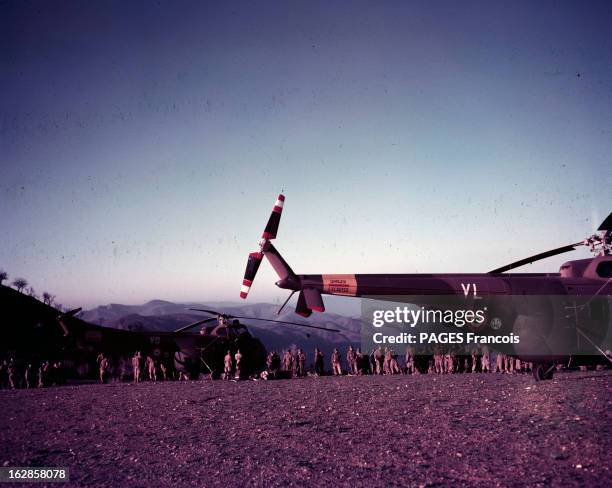 An Helicopter Bas Eof The French Army In Algeria. En Algérie, à Setif, lors d'un reportage sur les hélicoptères de l'armée française, vue de l'hélice...